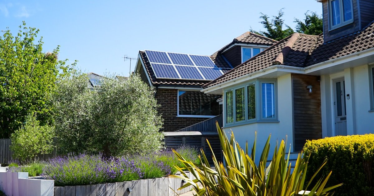 Casa unifamiliar con placas solares fotovoltaicas en el tejado · autoconsumo residencial