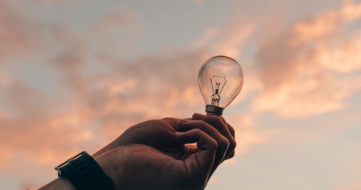 Contador eléctrico digital que registra el consumo de los electrodomésticos del hogar