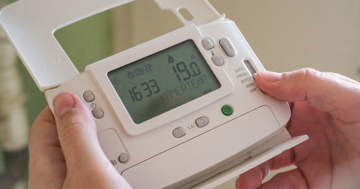 Cuadro eléctrico doméstico con interruptores y contador digital para gestionar la potencia contratada