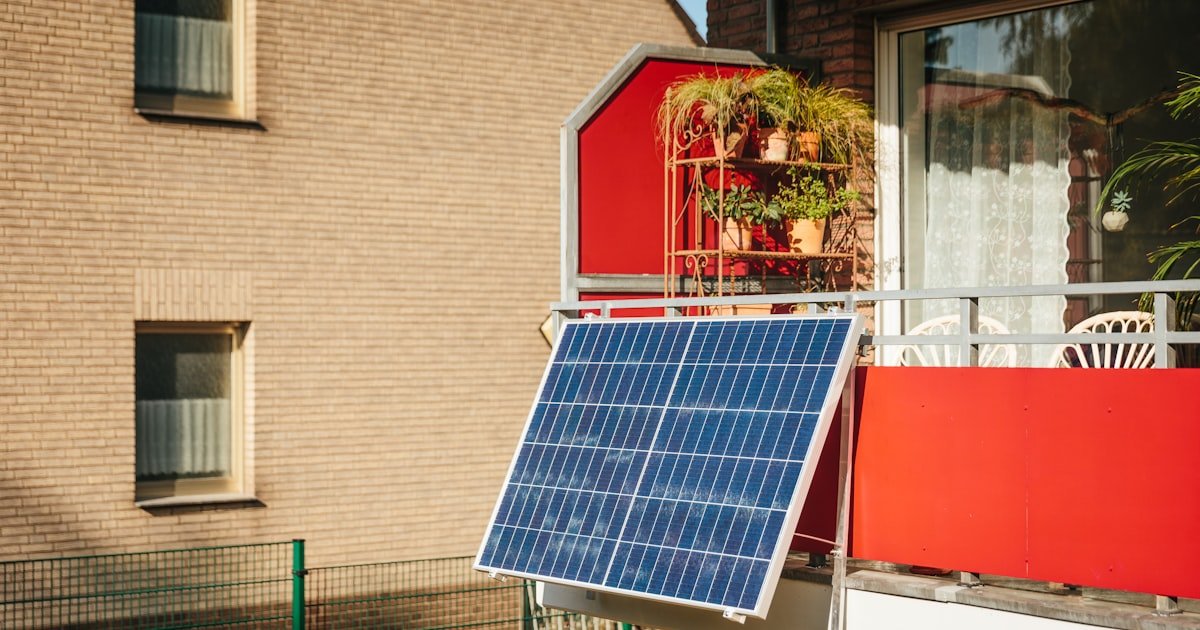 Panel solar instalado en el balcón de un apartamento urbano