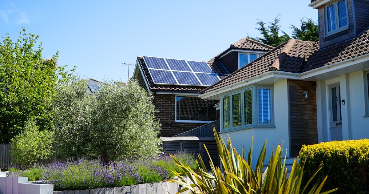 Instalación de paneles solares en tejado de vivienda unifamiliar para autoconsumo