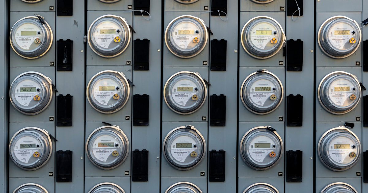 Pared de contadores eléctricos digitales · medición de consumo por franja horaria
