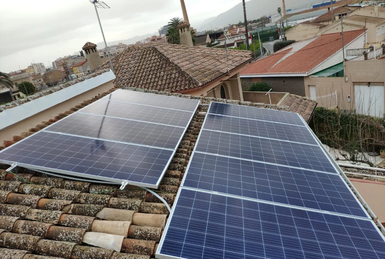 Paneles fotovoltaicos sobre un tejado de teja
